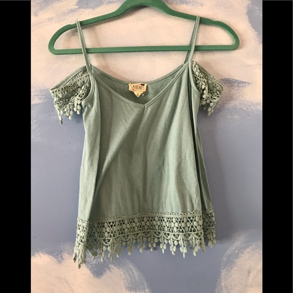 💚Free w Purchase💚 Cold shoulder top - Picture 1 of 2